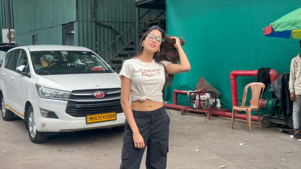 janhvi-kapoor-glamorous-look